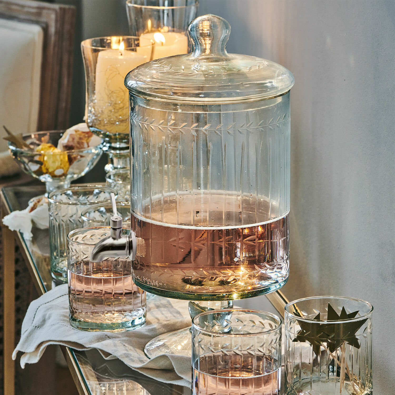 Dispensador de bebidas de vidrio transparente con tapa y grifo, bebida rosa, decoración de mesa