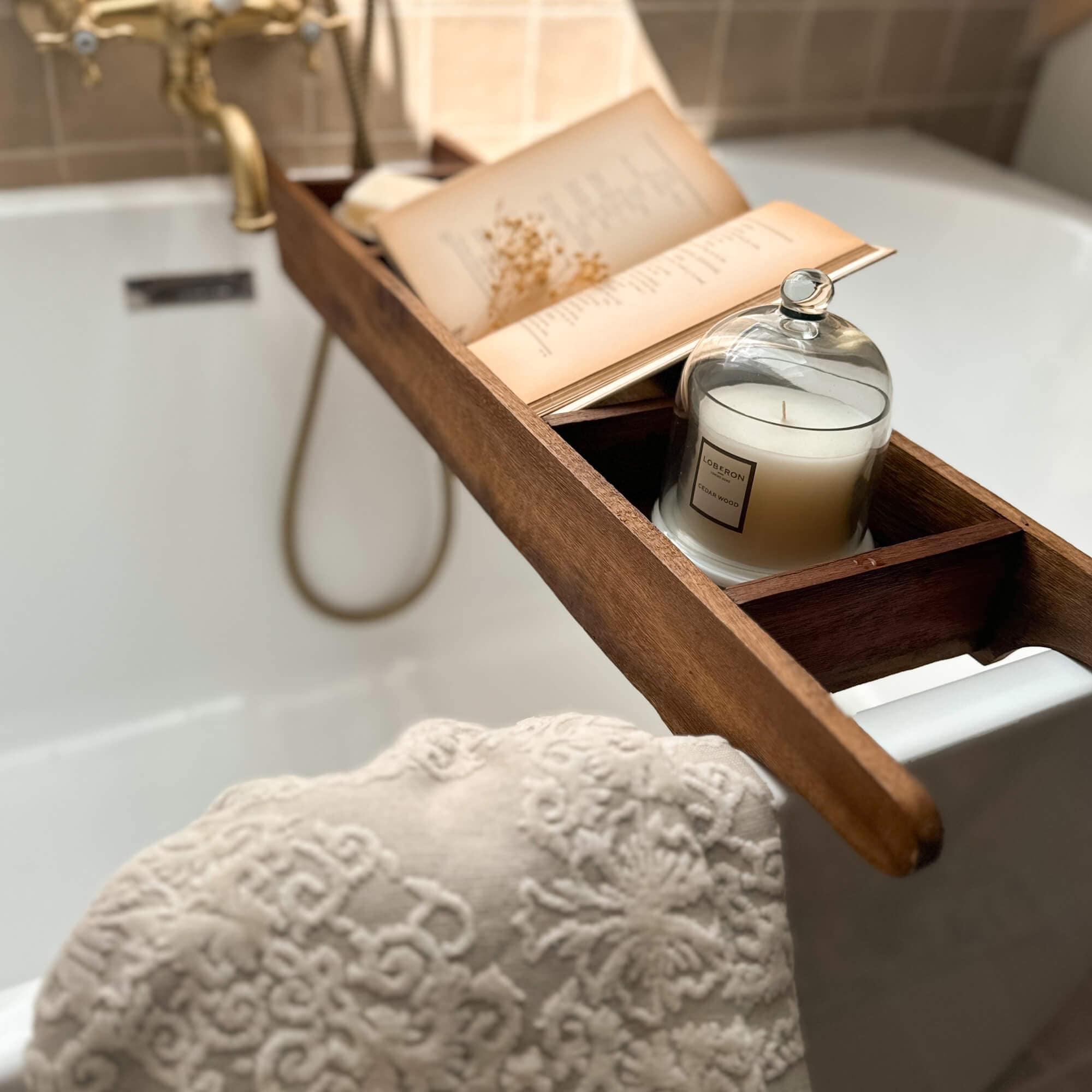 Bandeja de madera para bañera con vela blanca y libro abierto, accesorio de baño relajante