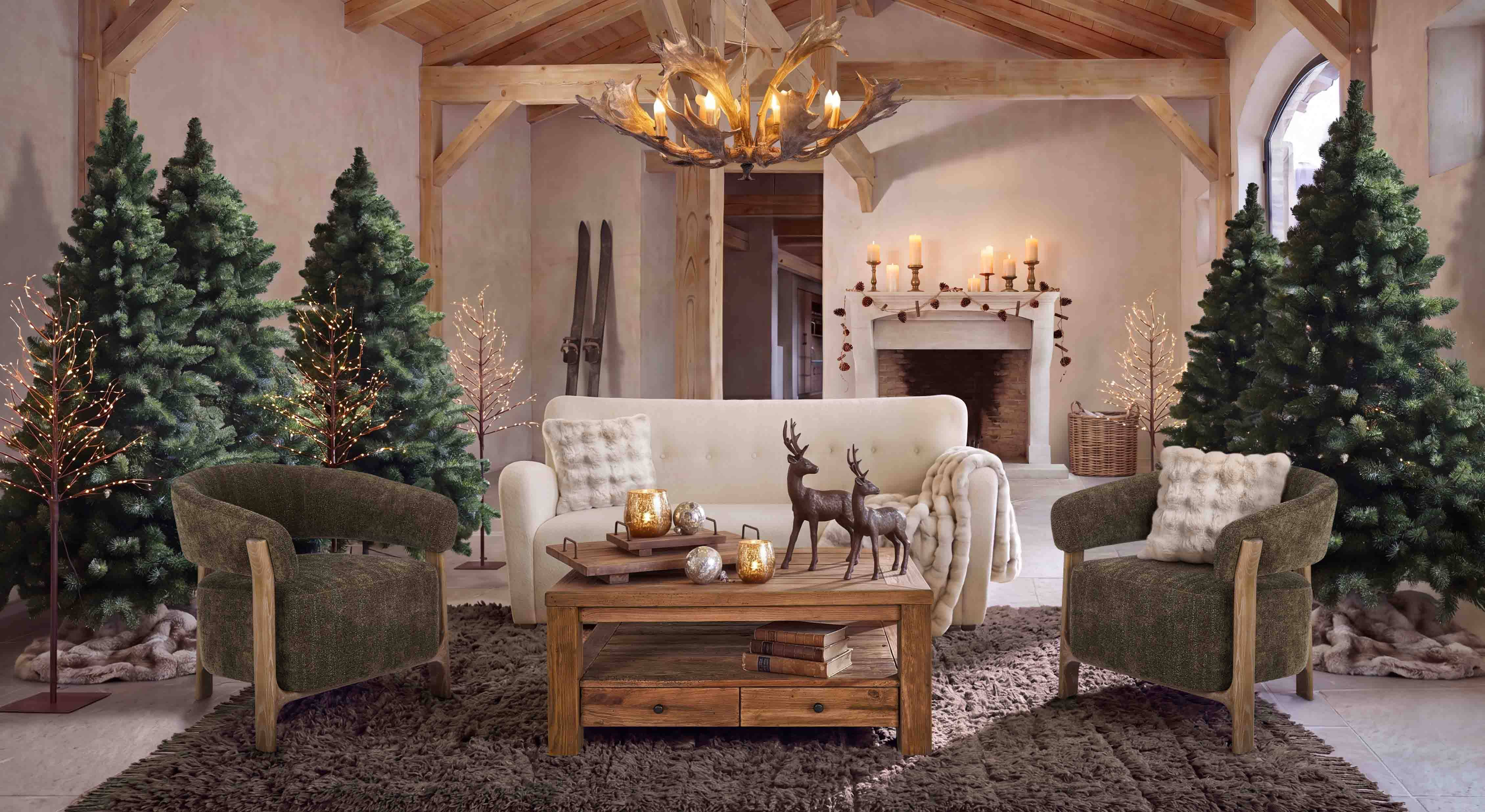 Sala acogedora con sofá blanco, sillones verdes y mesa de centro de madera en estilo rústico