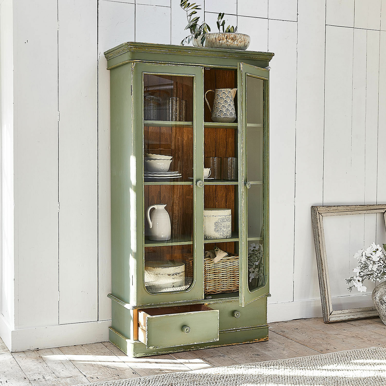 Armario Cassanet Vitrina de madera verde con puertas de cristal y cajón, estilo rústico para decoración