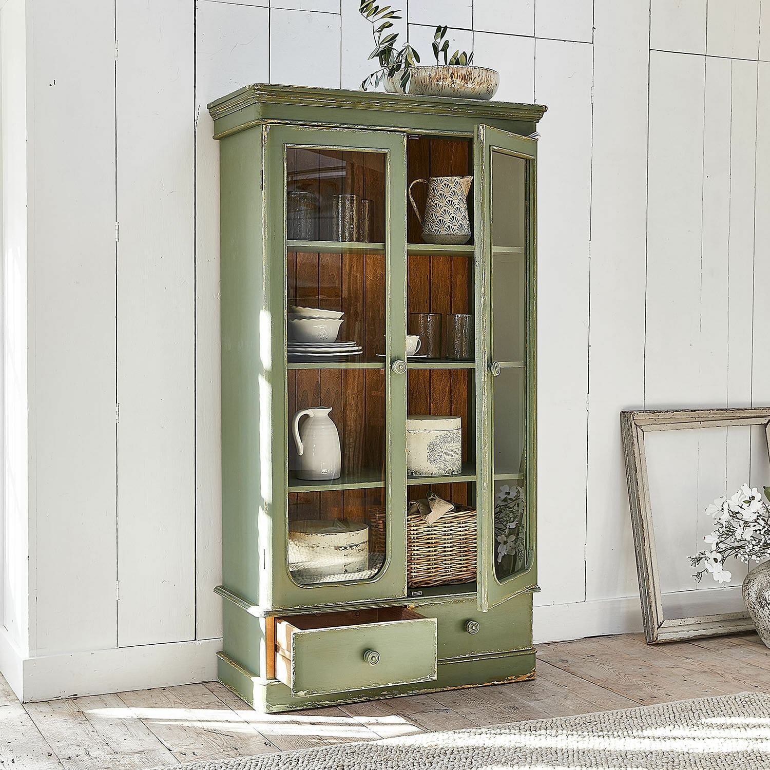 Armario Cassanet Vitrina de madera verde con puertas de cristal y cajón, estilo rústico para decoración