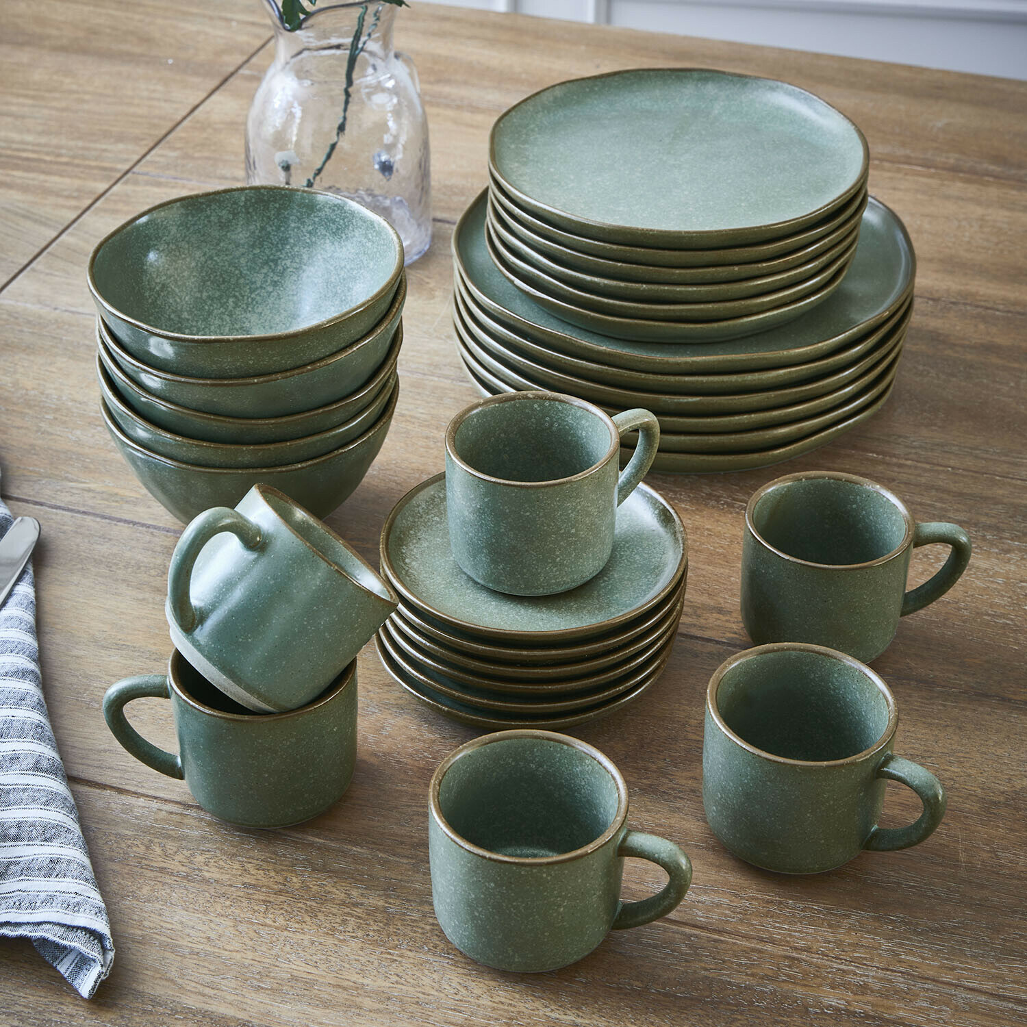 Set de 30 piezas de vajilla Biarré Juego de vajilla de cerámica verde con tazas, platos y cuencos sobre mesa de madera