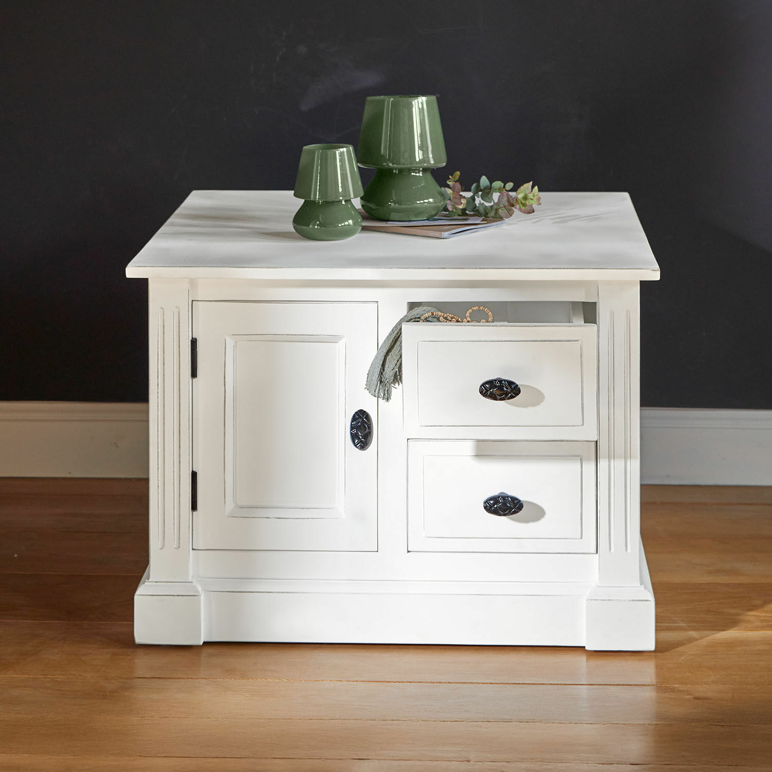 Mesa blanca de madera con cajones y lámparas de cerámica verde encima, mueble para salón