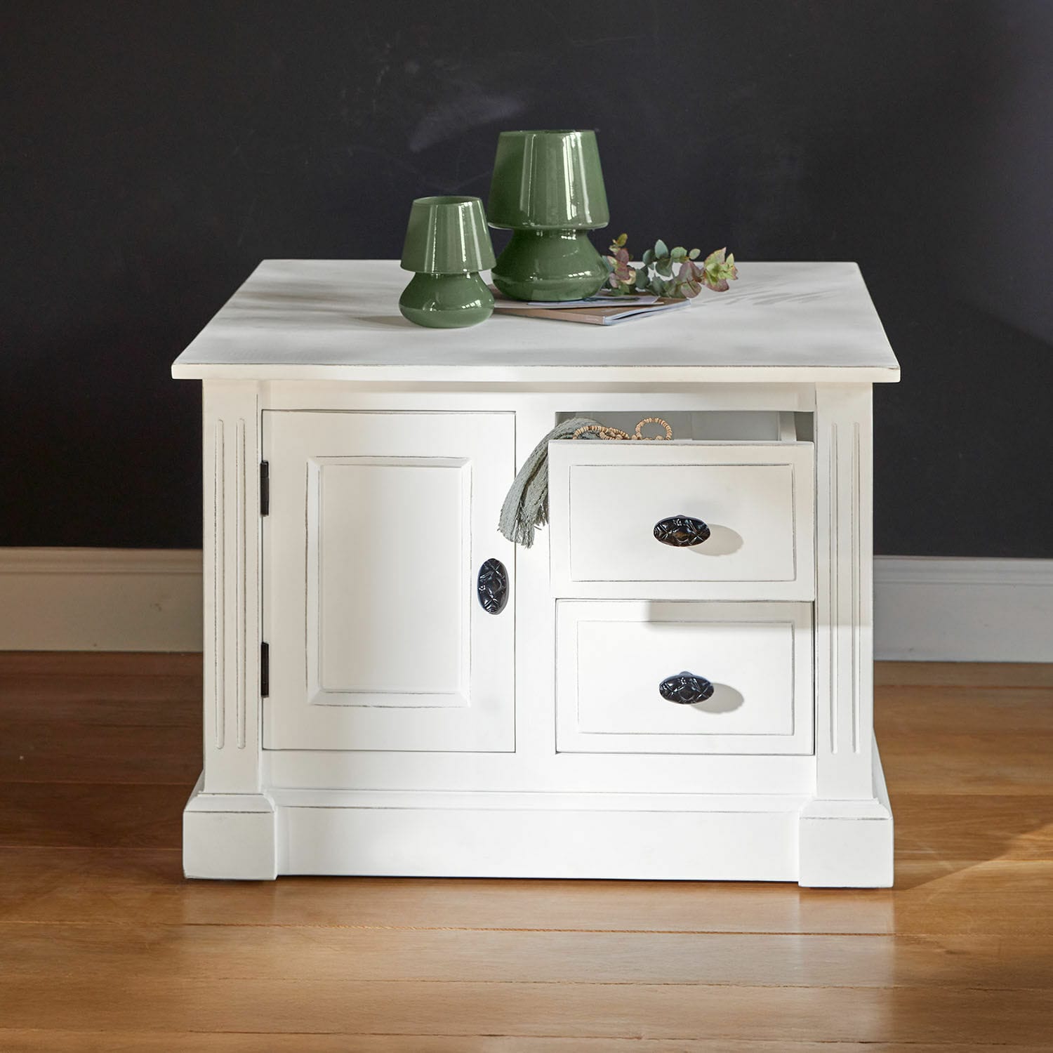 Mesa de centro Lune Sauvage Mesa blanca de madera con cajones y lámparas de cerámica verde encima, mueble para salón