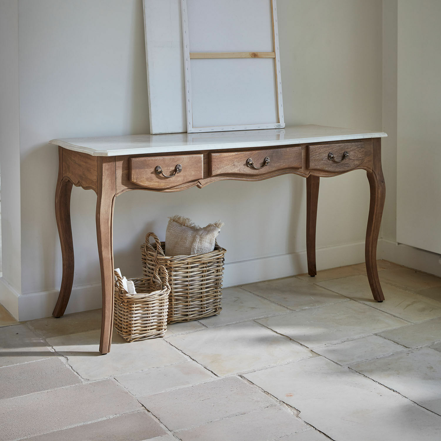 Escritorio Whittlesey Consola de madera con tapa de mármol blanco y tres cajones en estilo clásico elegante