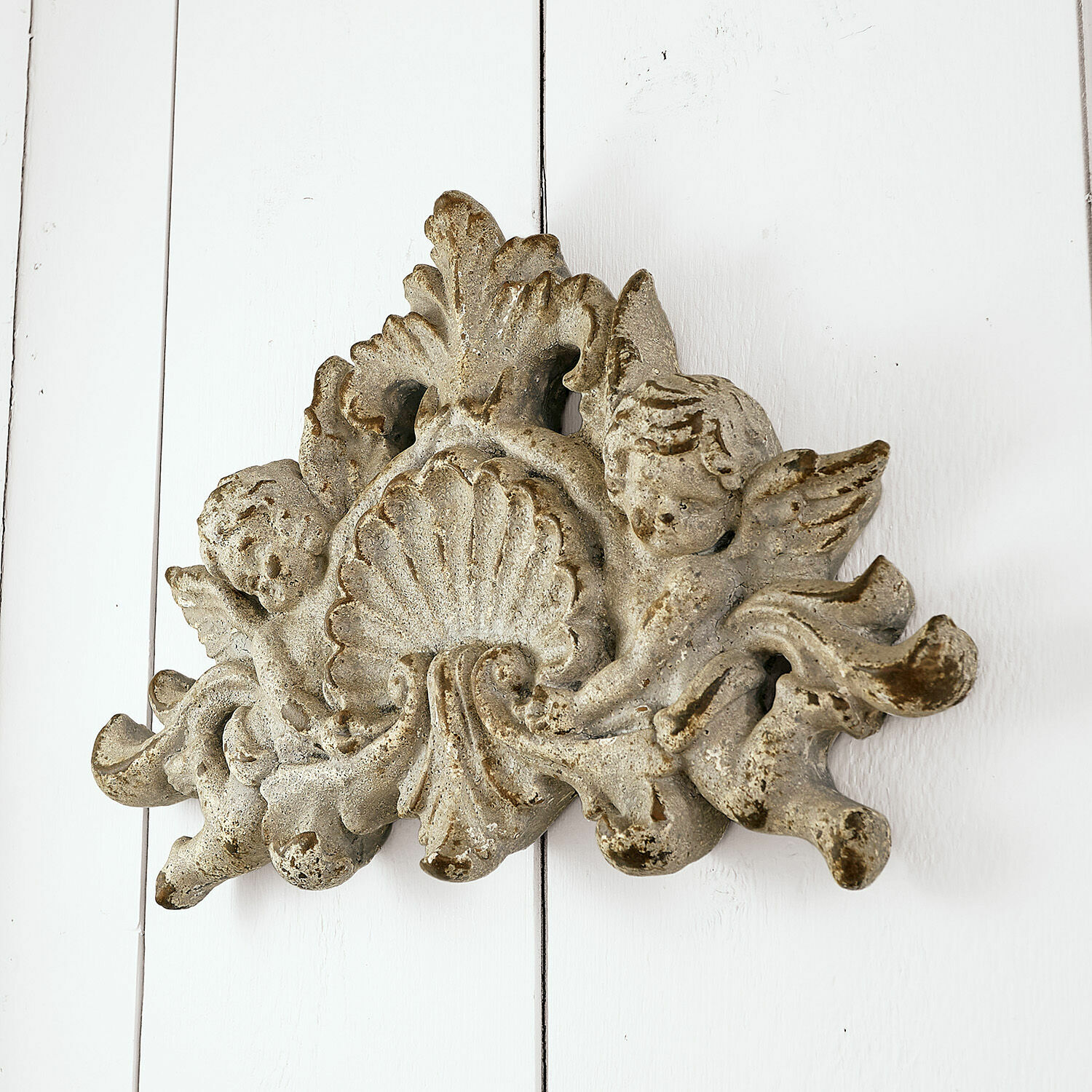 Adorno de pared Gordian Escultura decorativa de piedra envejecida beige con ángeles y concha para decoración vintage