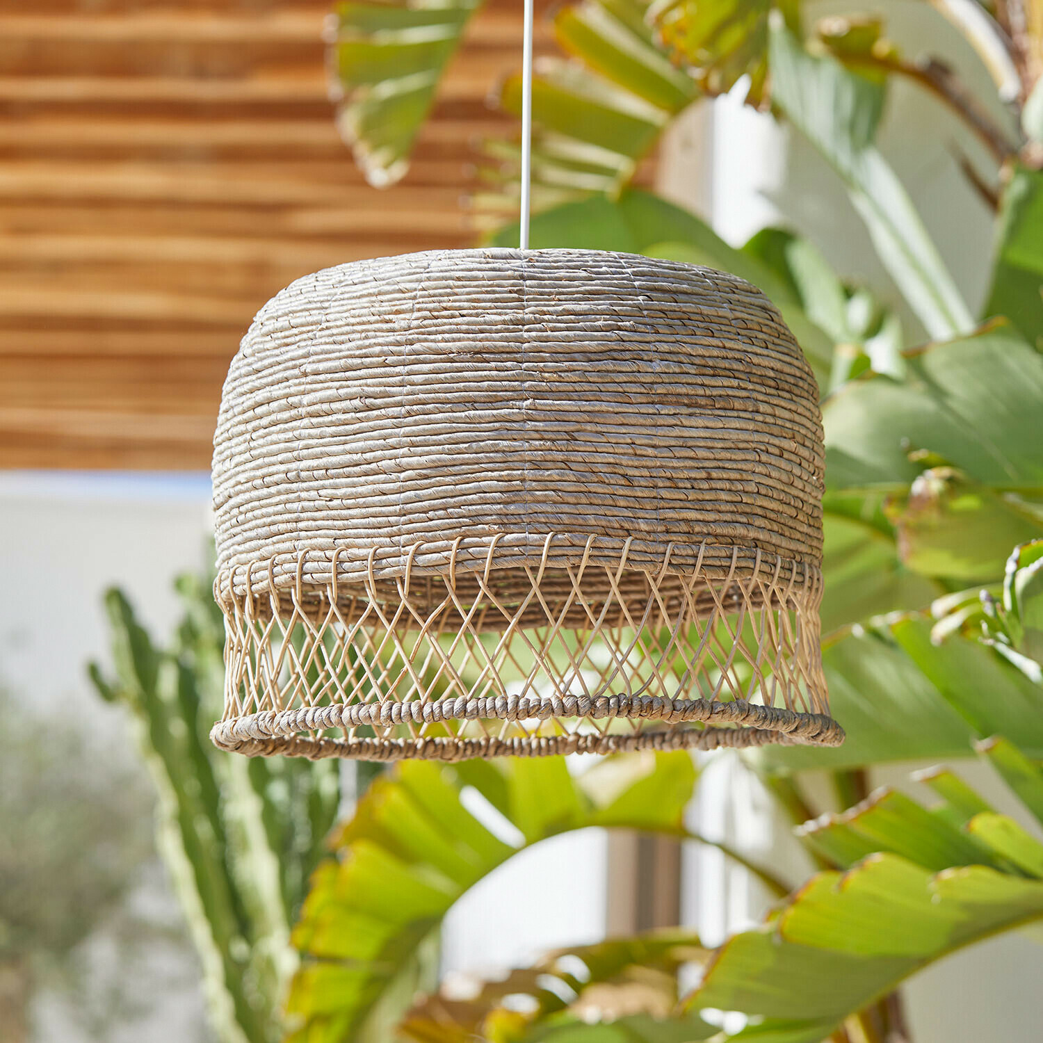 Pantalla Mirellos Lámpara colgante de ratán natural trenzado en color beige, elemento decorativo para iluminación interior