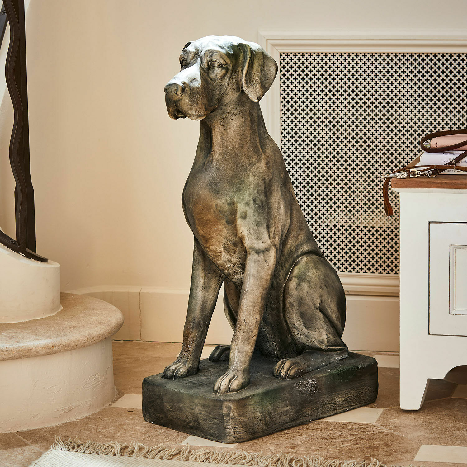 Perro decorativo Jules Escultura de perro en piedra gris y marrón para decoración interior elegante