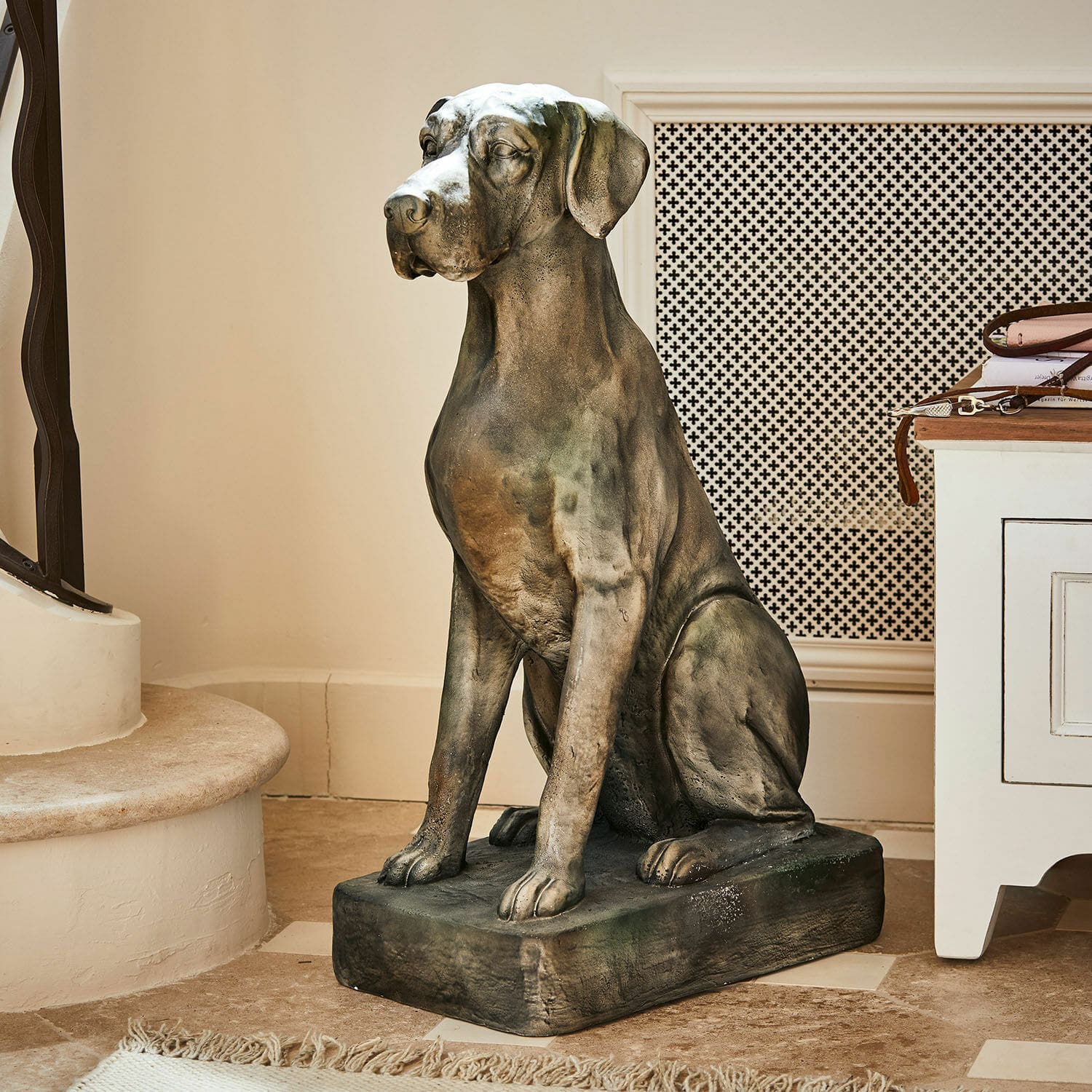 Perro decorativo Jules Escultura de perro en piedra gris y marrón para decoración interior elegante