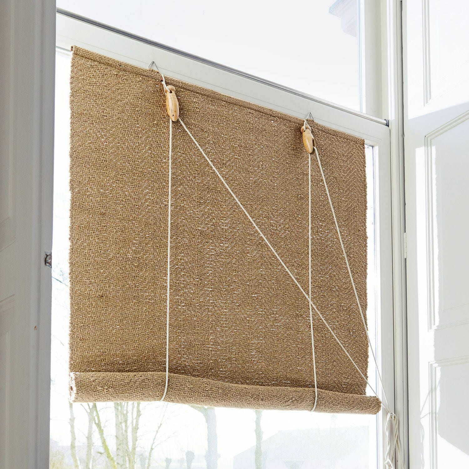 Persiana enrollable Paine Estor de yute natural beige con elementos de madera y cuerda para regular la luz