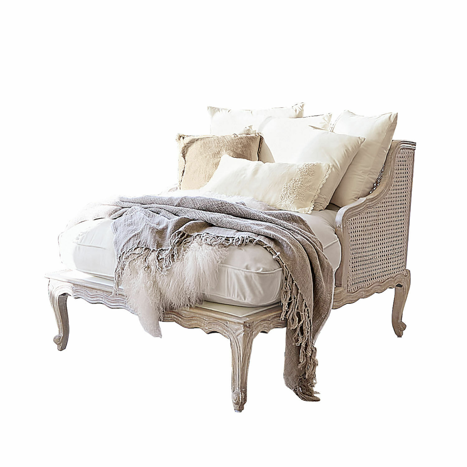 Chaise longue Dronne Chaiselongue elegante de madera clara con respaldo de rejilla, cojines crema y manta gris