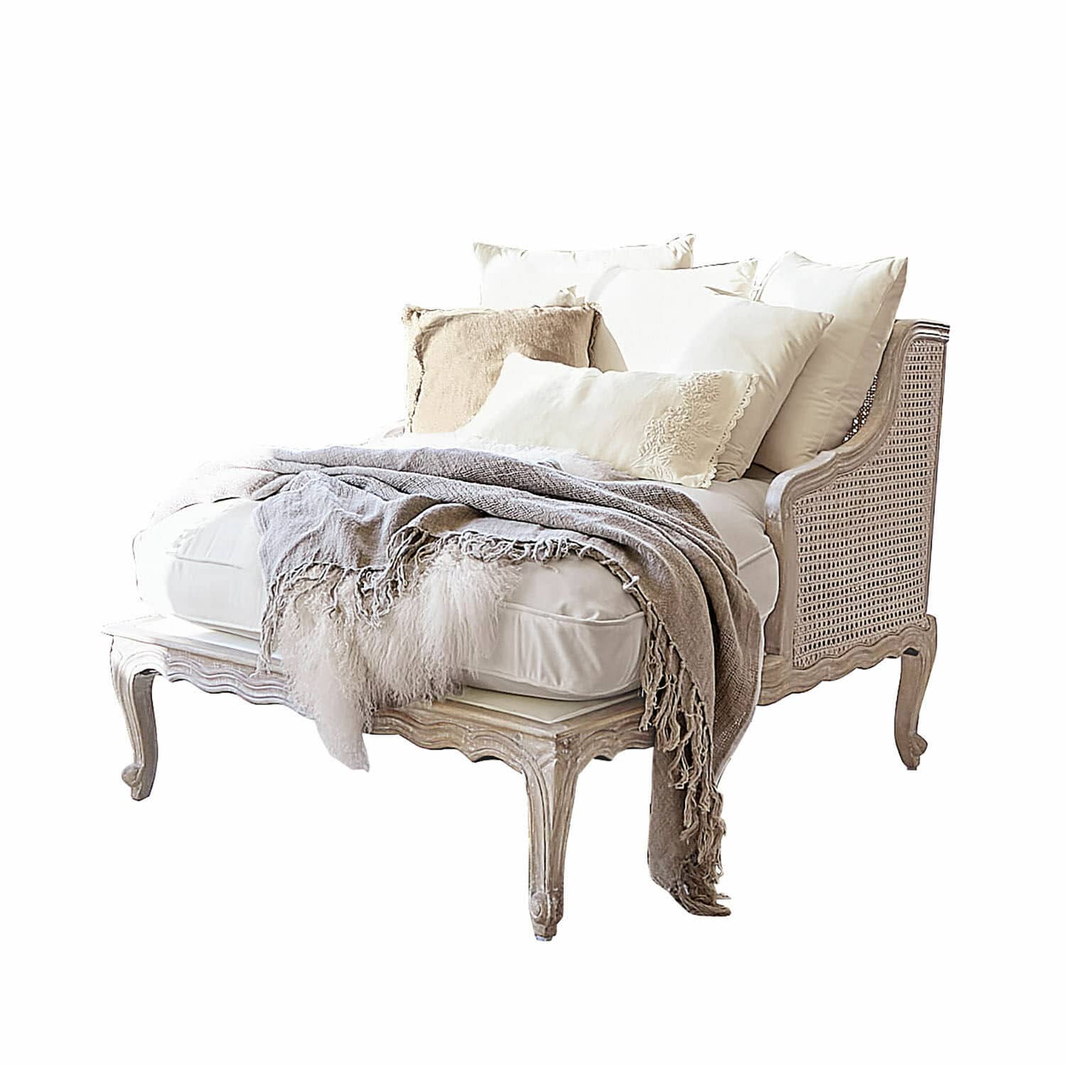 Chaise longue Dronne Chaiselongue elegante de madera clara con respaldo de rejilla, cojines crema y manta gris