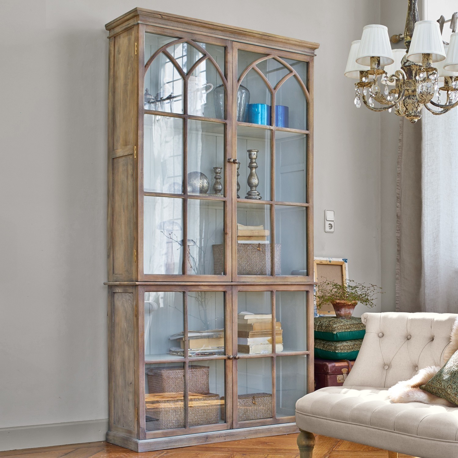 Vitrina Garrard Vitrina de madera natural con puertas de cristal y estantes decorativos en sala de estar