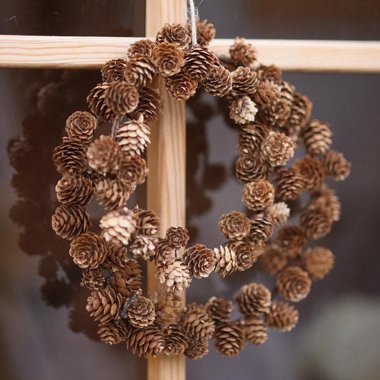Corona decorativa de piñas naturales marrones, adorno rústico para puerta o pared