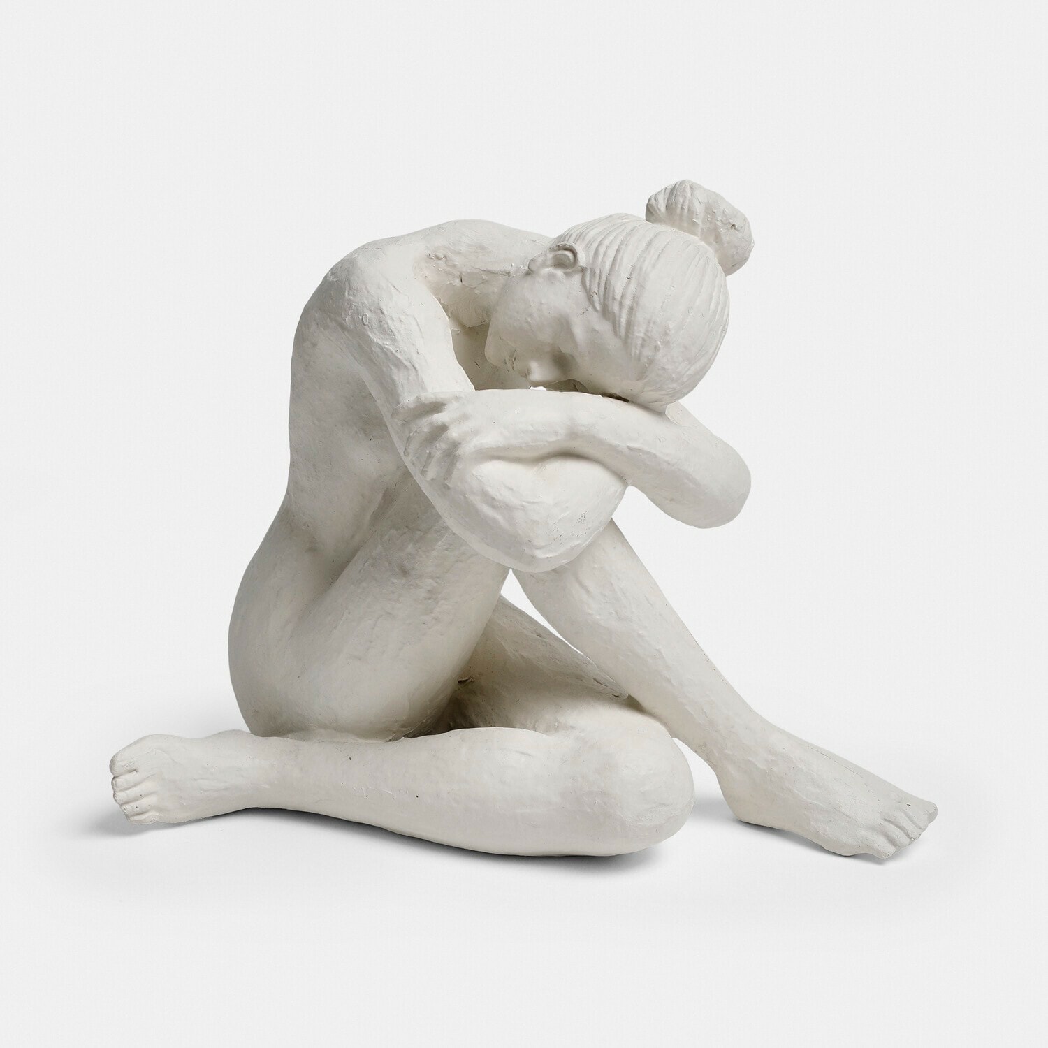 Escultura blanca de mujer sentada con cabeza apoyada en brazos cruzados, decoración de yeso