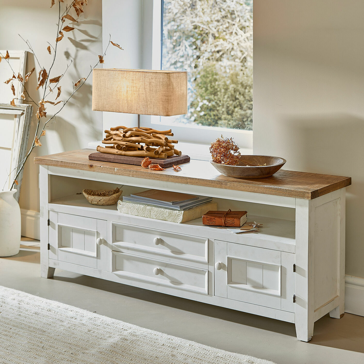Aparador Yukon Aparador blanco de madera con estantes y cajones, superficie de madera natural, mueble de salón