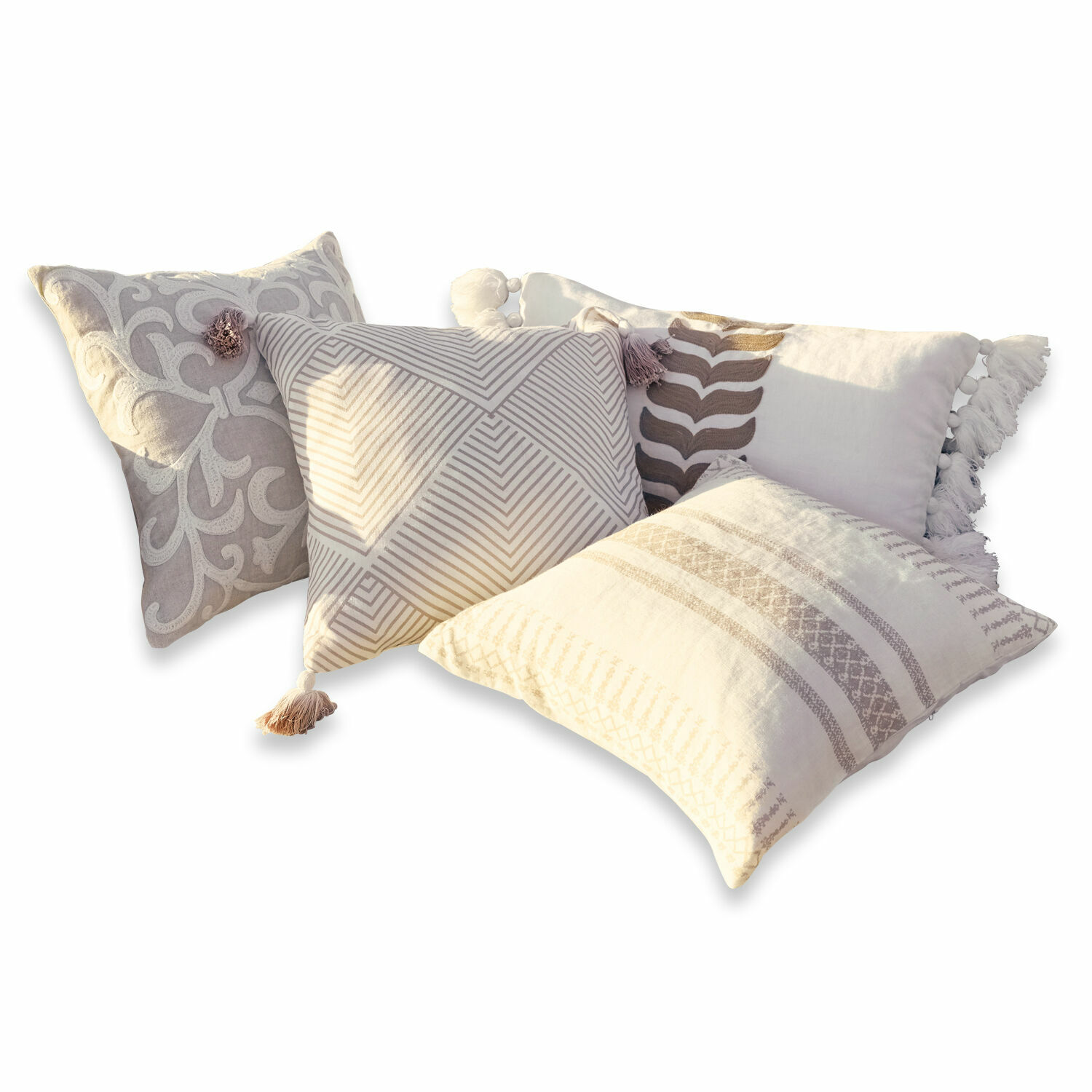Set de 4 fundas de cojín Olette Conjunto de cuatro cojines decorativos de algodón en tonos beige y crema con patrones y borlas