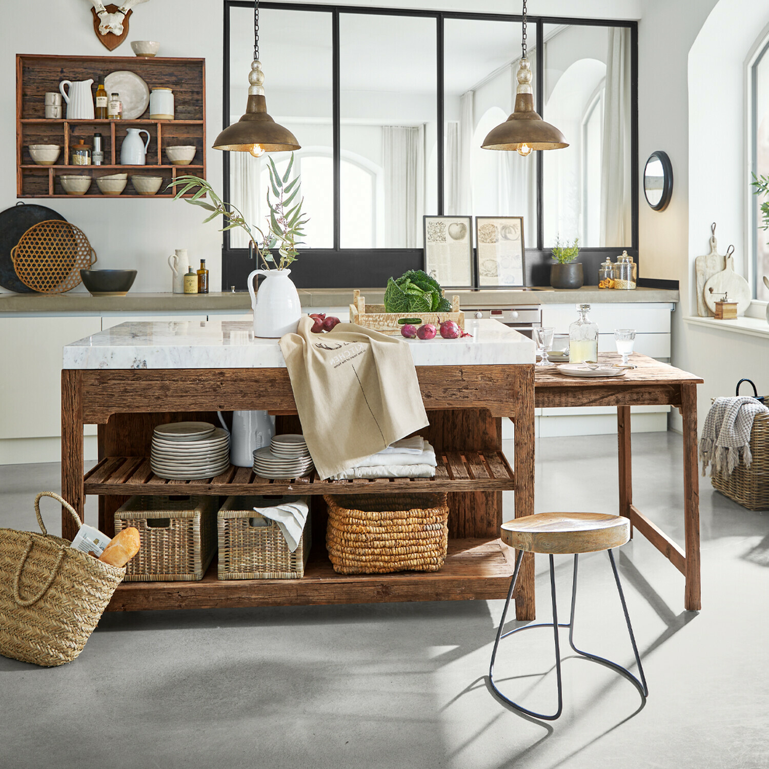 Mueble de cocina Tresienne Cocina rústica con isla de madera y encimera de mármol, taburete de madera con patas metálicas