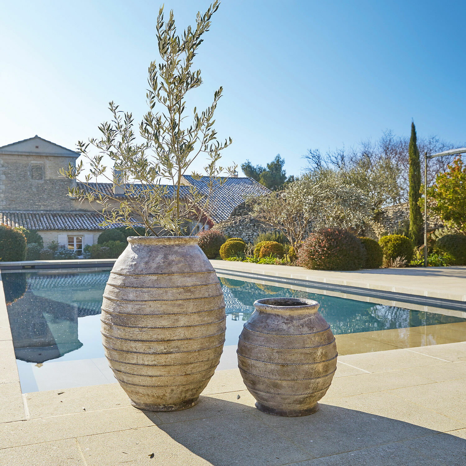 Set de 2 tinajas Aulan Dos grandes macetas de terracota beige junto a la piscina, macetas decorativas para jardín