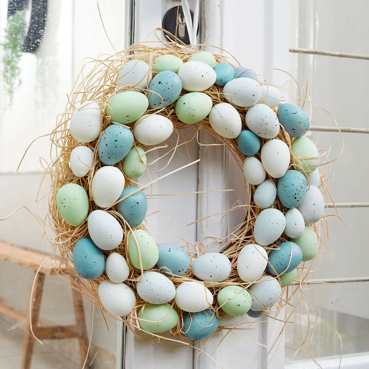 Corona Pinehurst Corona de Pascua con huevos de colores pastel sobre paja natural para decoración de puerta