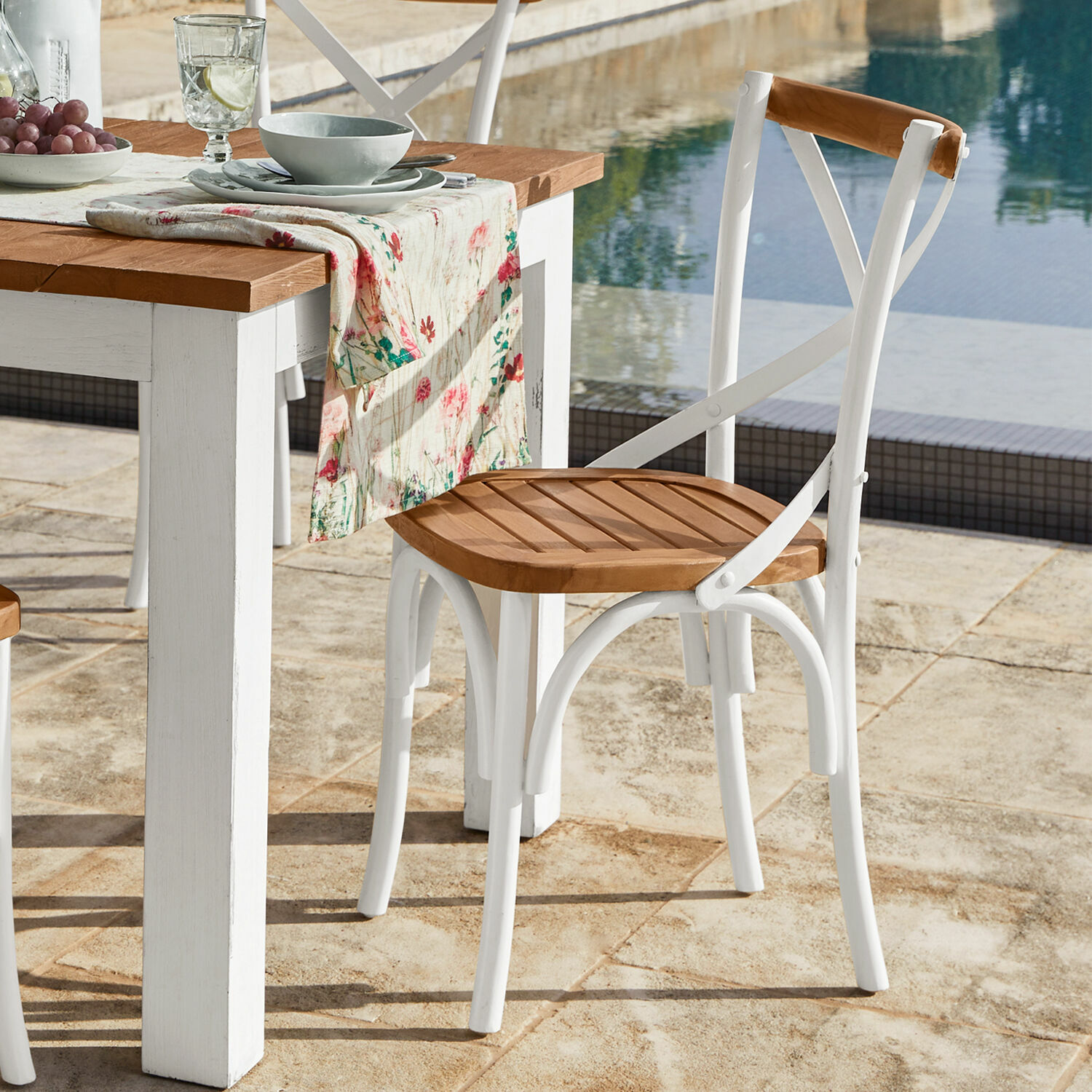 Silla Kirkdale Silla de jardín de metal blanco con asiento de madera, estilo rústico junto a la piscina