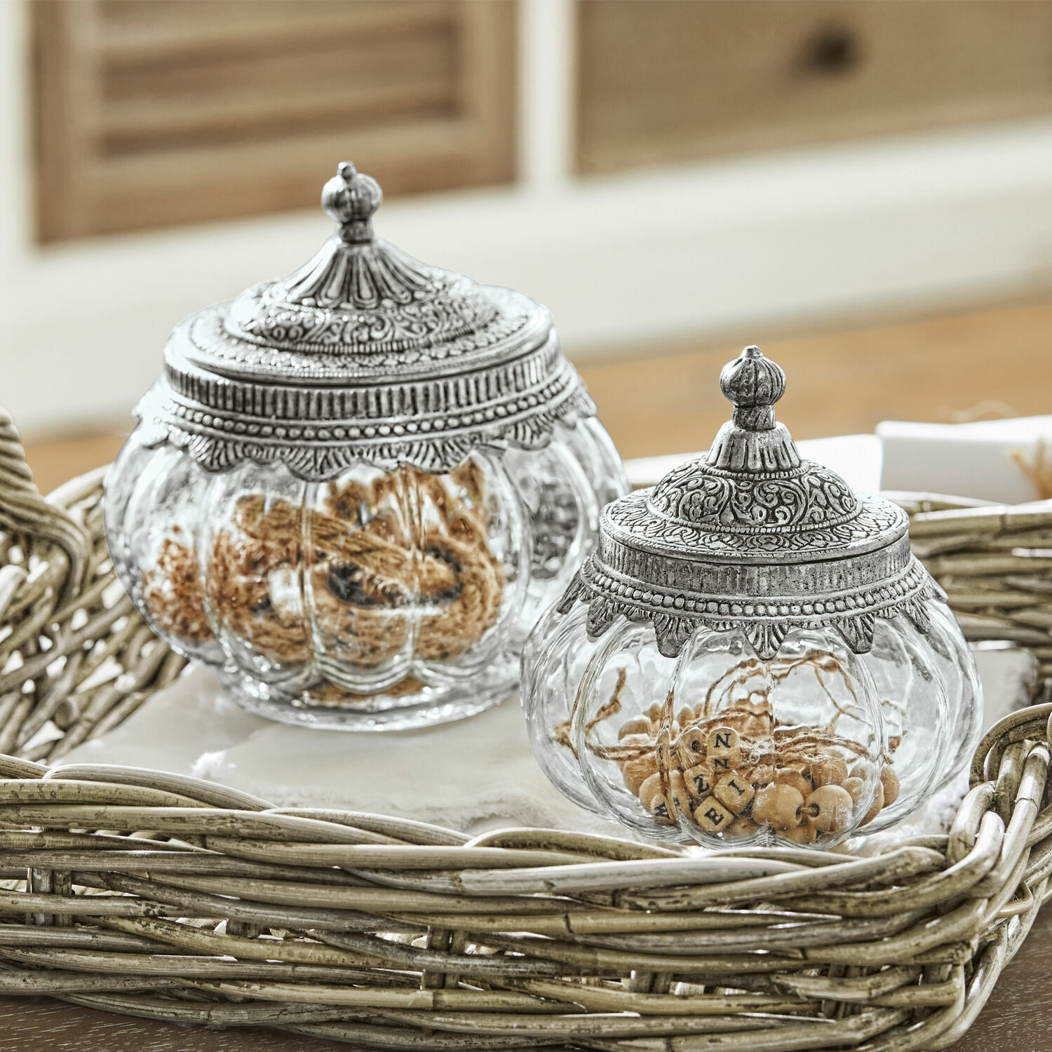 Juego de 2 tarros de cristal Madelon Recipientes de vidrio con tapas metálicas decorativas vintage sobre bandeja de madera