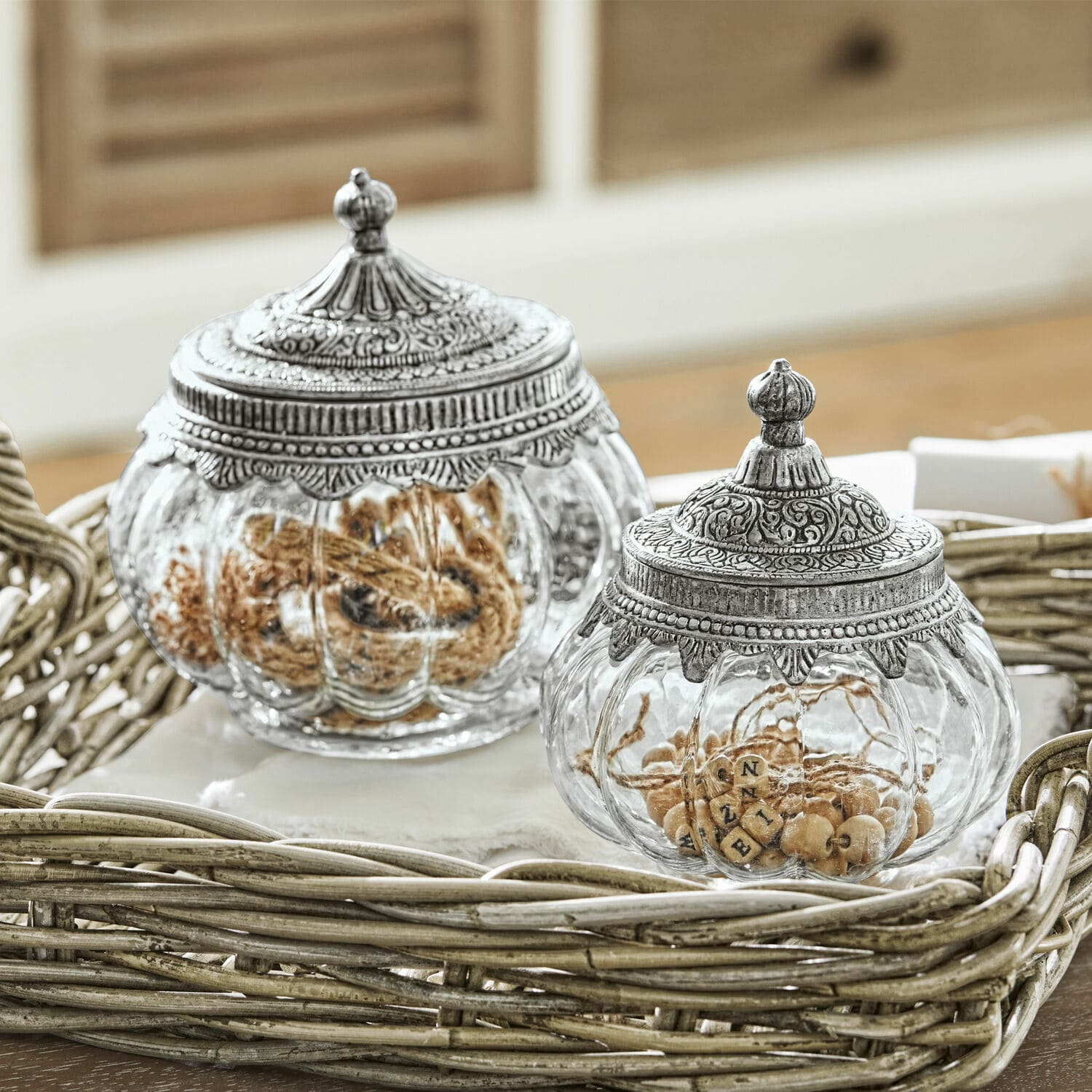 Juego de 2 tarros de cristal Madelon Recipientes de vidrio con tapas metálicas decorativas vintage sobre bandeja de madera