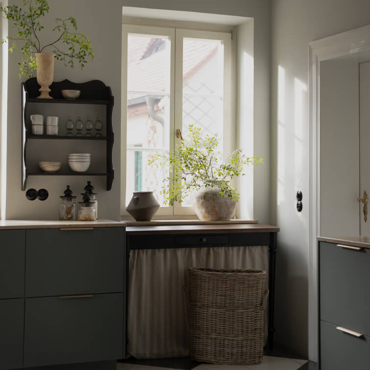 Primavera y encanto pascual en la ventana de la cocina
