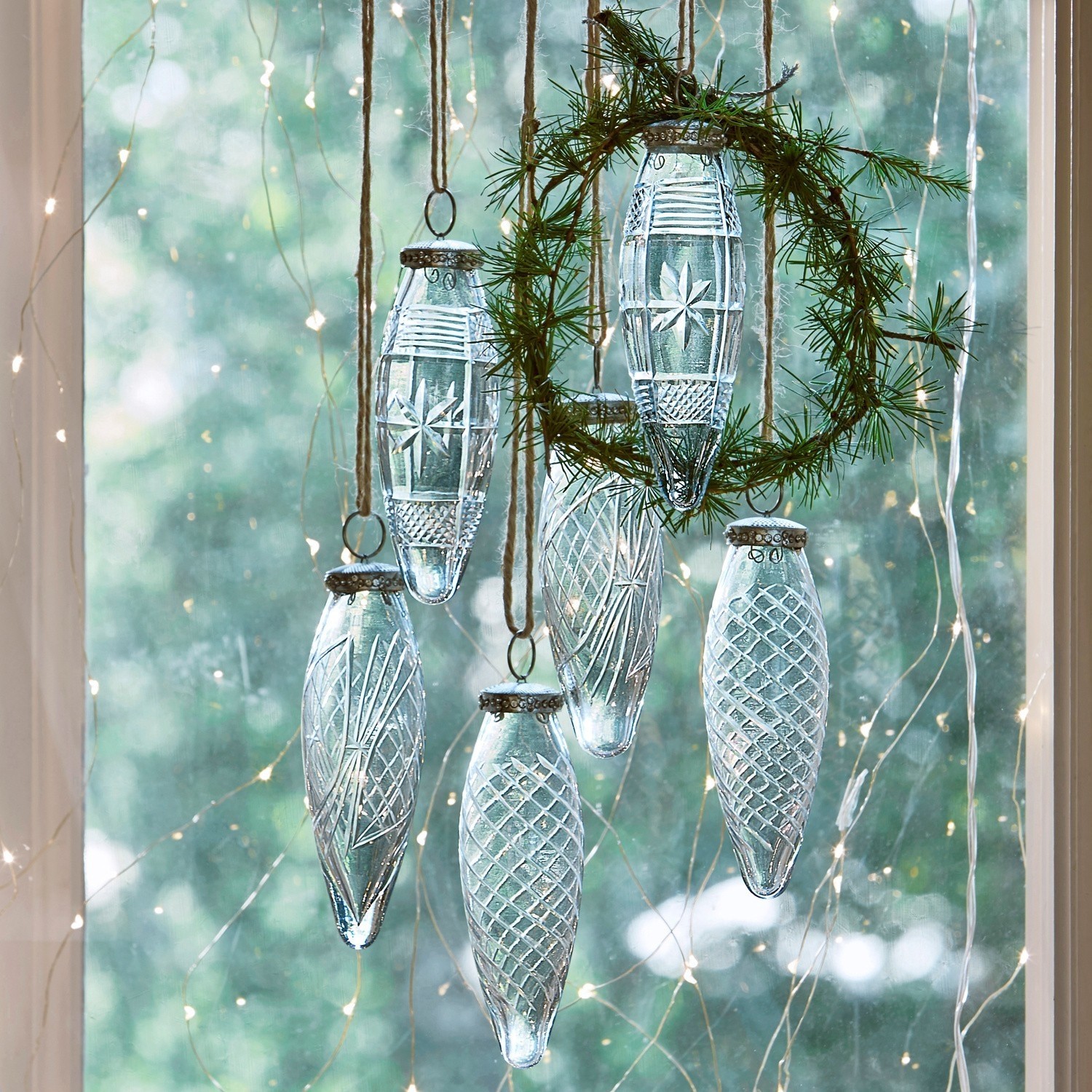 Set de 6 adornos navideños Loulay Adornos navideños de vidrio transparente con patrones colgados de cuerdas frente a ventana con luces LED