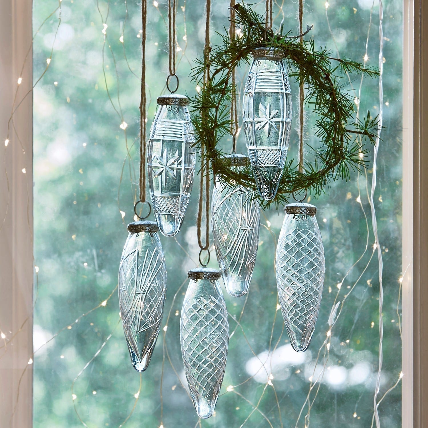 Set de 6 adornos navideños Loulay Adornos navideños de vidrio transparente con patrones colgados de cuerdas frente a ventana con luces LED