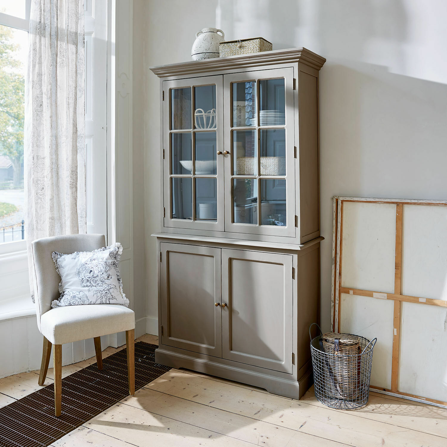 Armario Rosebrook Vitrina de madera gris con puertas de cristal y estantes en sala luminosa