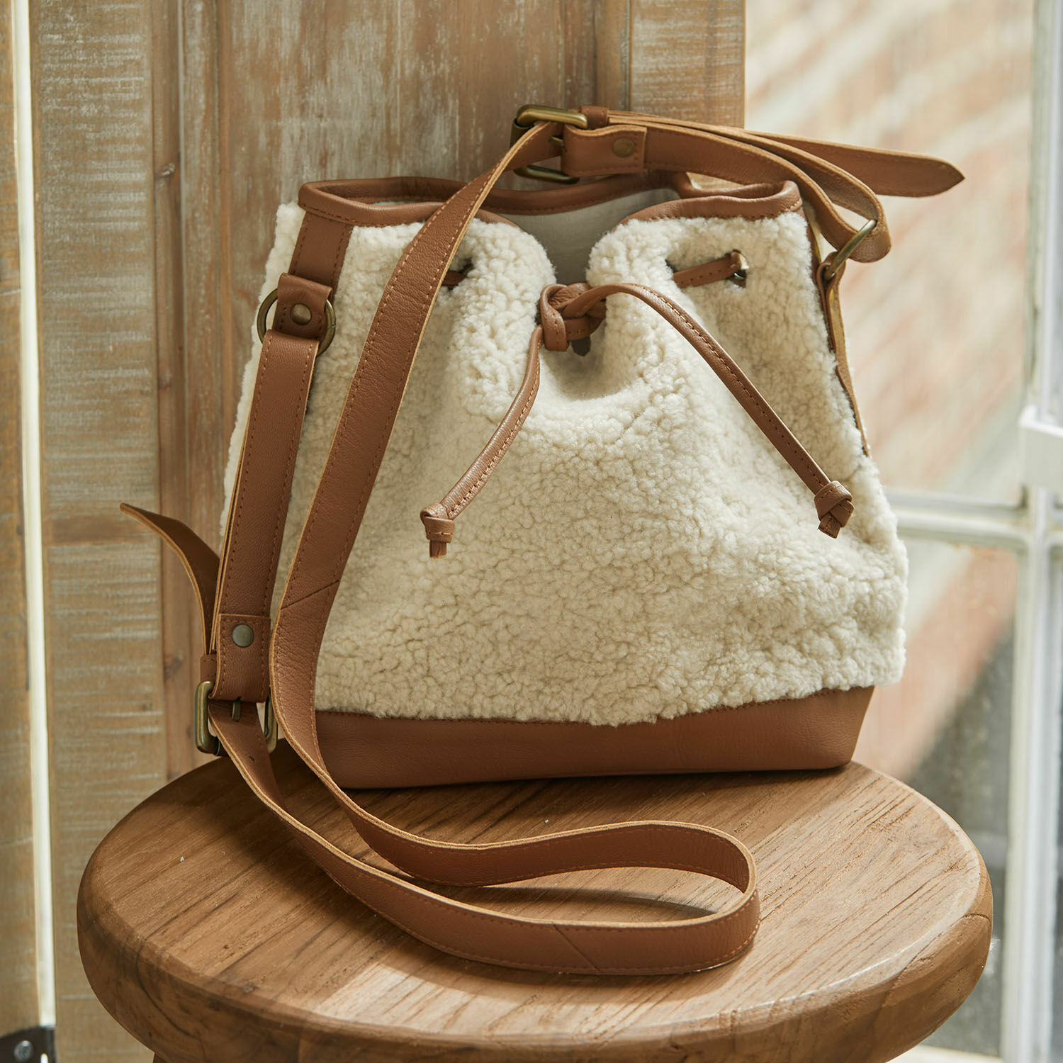 Bolso Bellaros Bolso saco beige de cuero marrón y material suave tipo lana de oveja, accesorio de moda