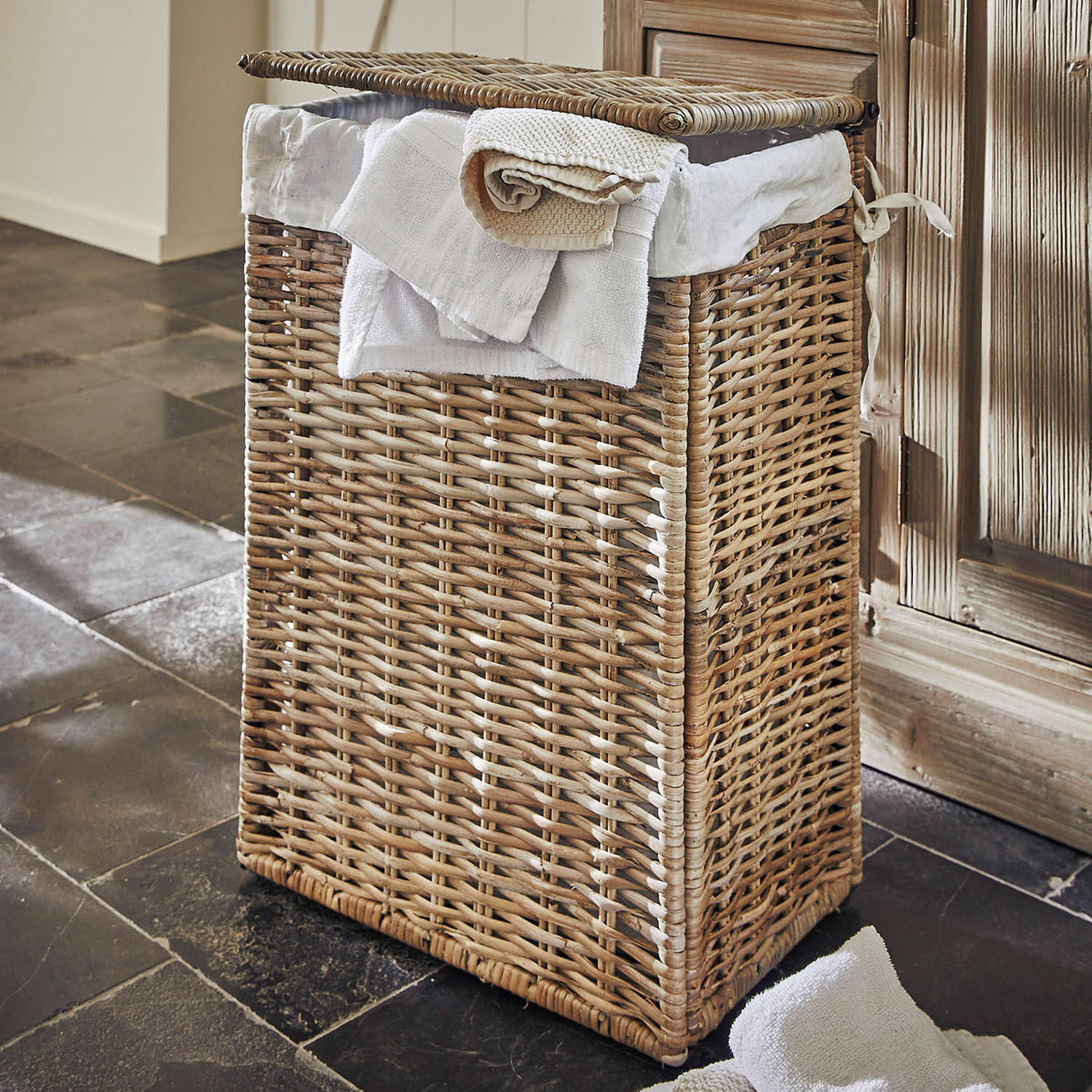 Cesto para ropa Marsac Cesto de ropa de ratán natural con forro blanco y toallas, práctico para el baño