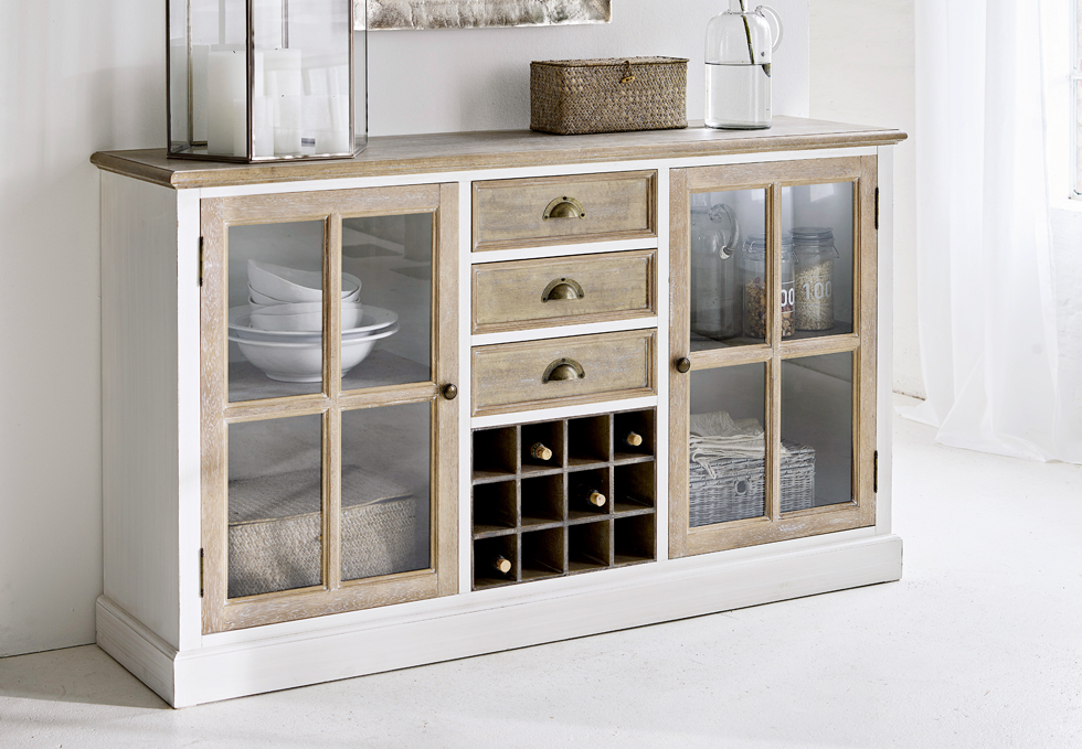 Aparador estilo rústico de madera blanca y natural con puertas de cristal y espacio para botellas de vino