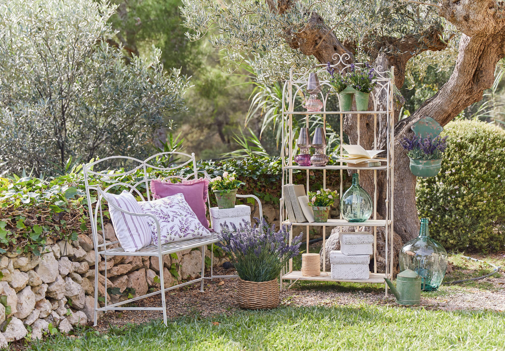 Estantería y banco de metal blanco en jardín con lavanda y decoraciones, muebles de jardín rústicos