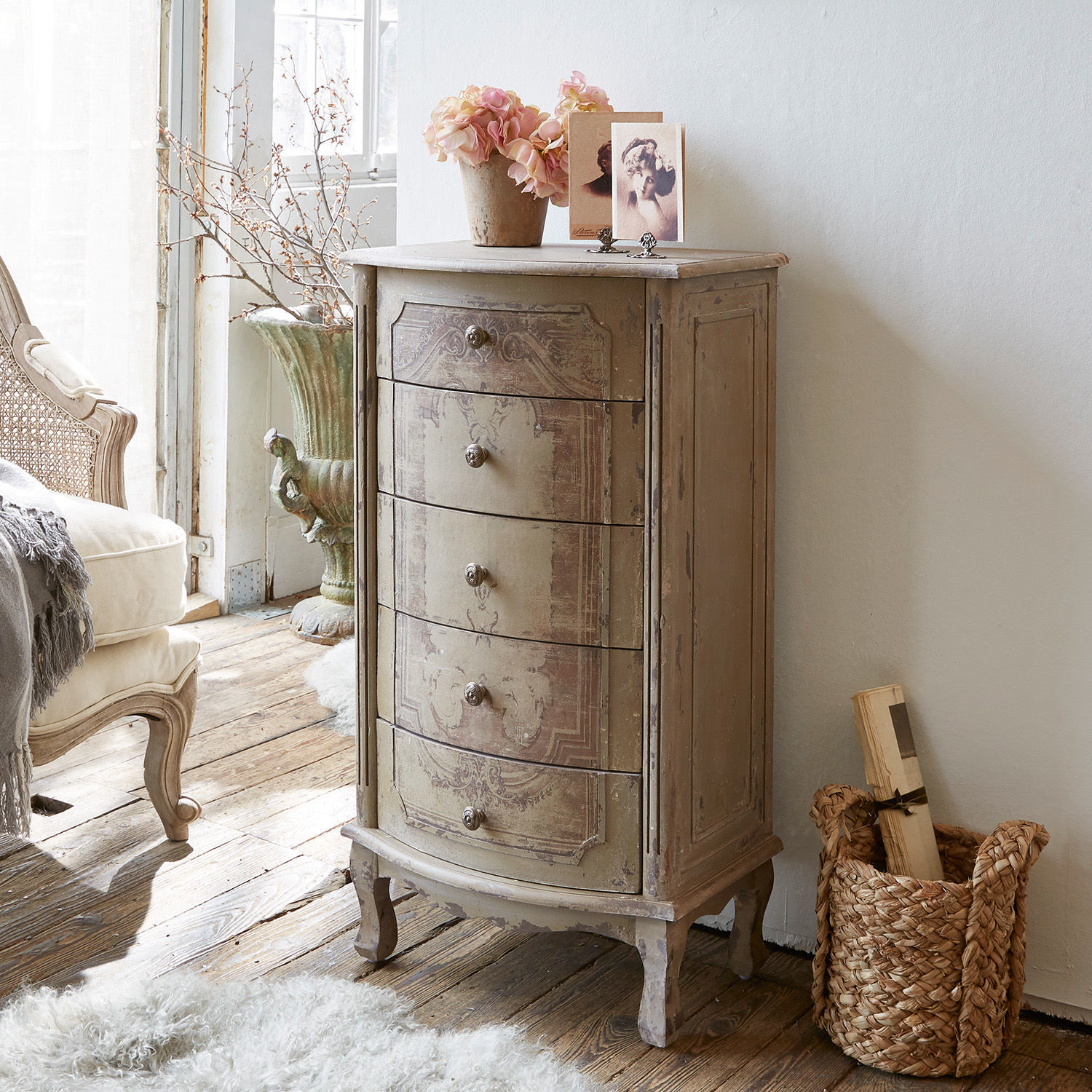 Cómoda Estere Cómoda de madera beige envejecida con cinco cajones, mueble vintage para salón luminoso