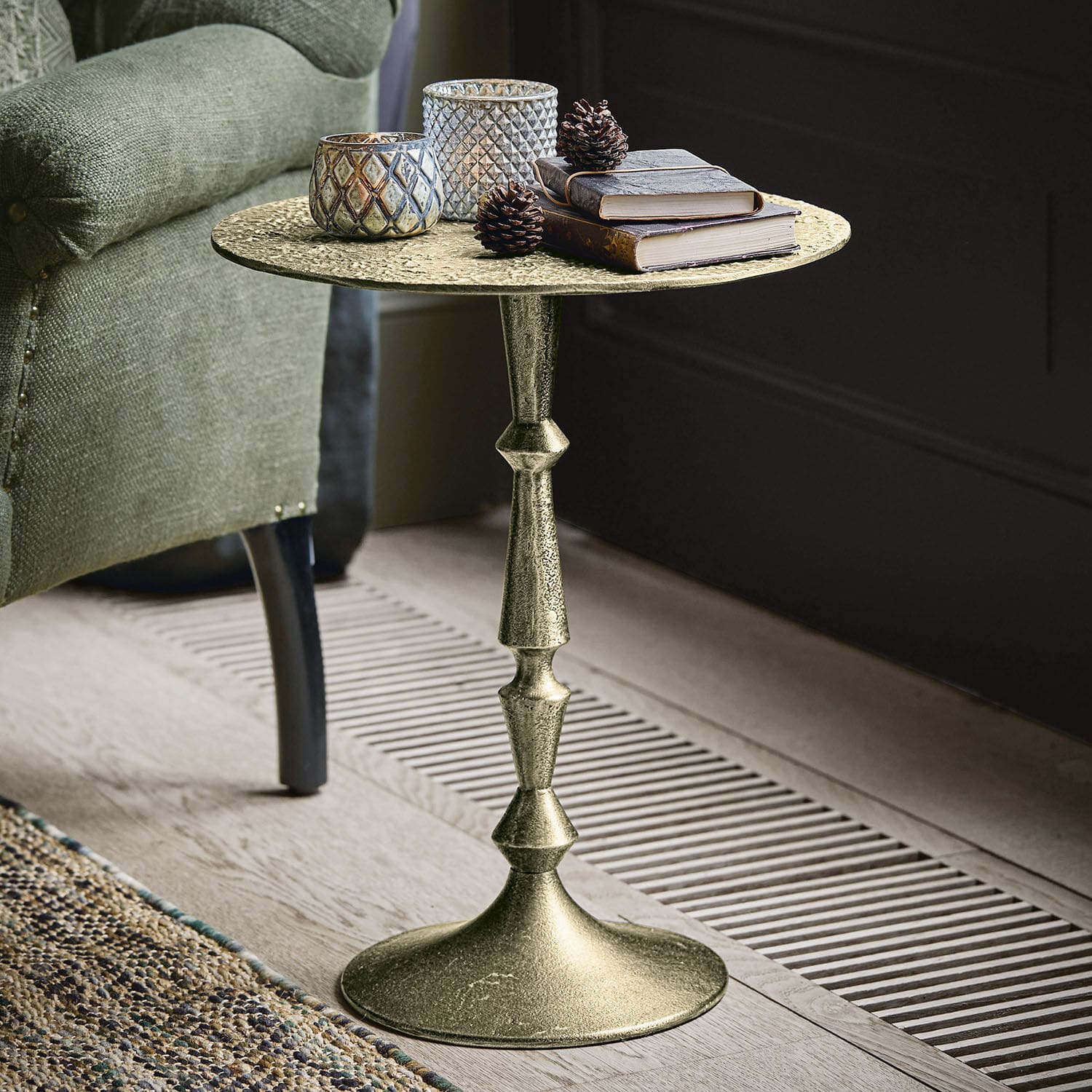 Mesa auxiliar Boissiére Mesa auxiliar de metal dorado con superficie texturizada y decoraciones en la parte superior en sala de estar