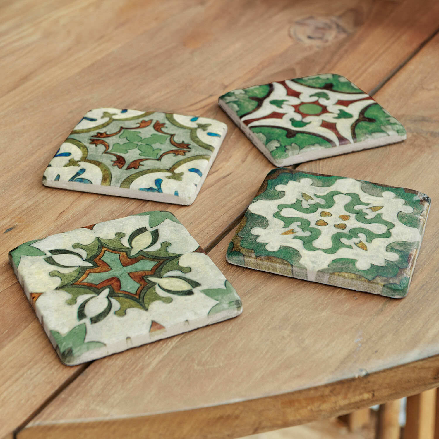 Set de 4 posavasos Angeot Posavasos de cerámica con diseño verde y marrón sobre mesa de madera, accesorios decorativos para el hogar