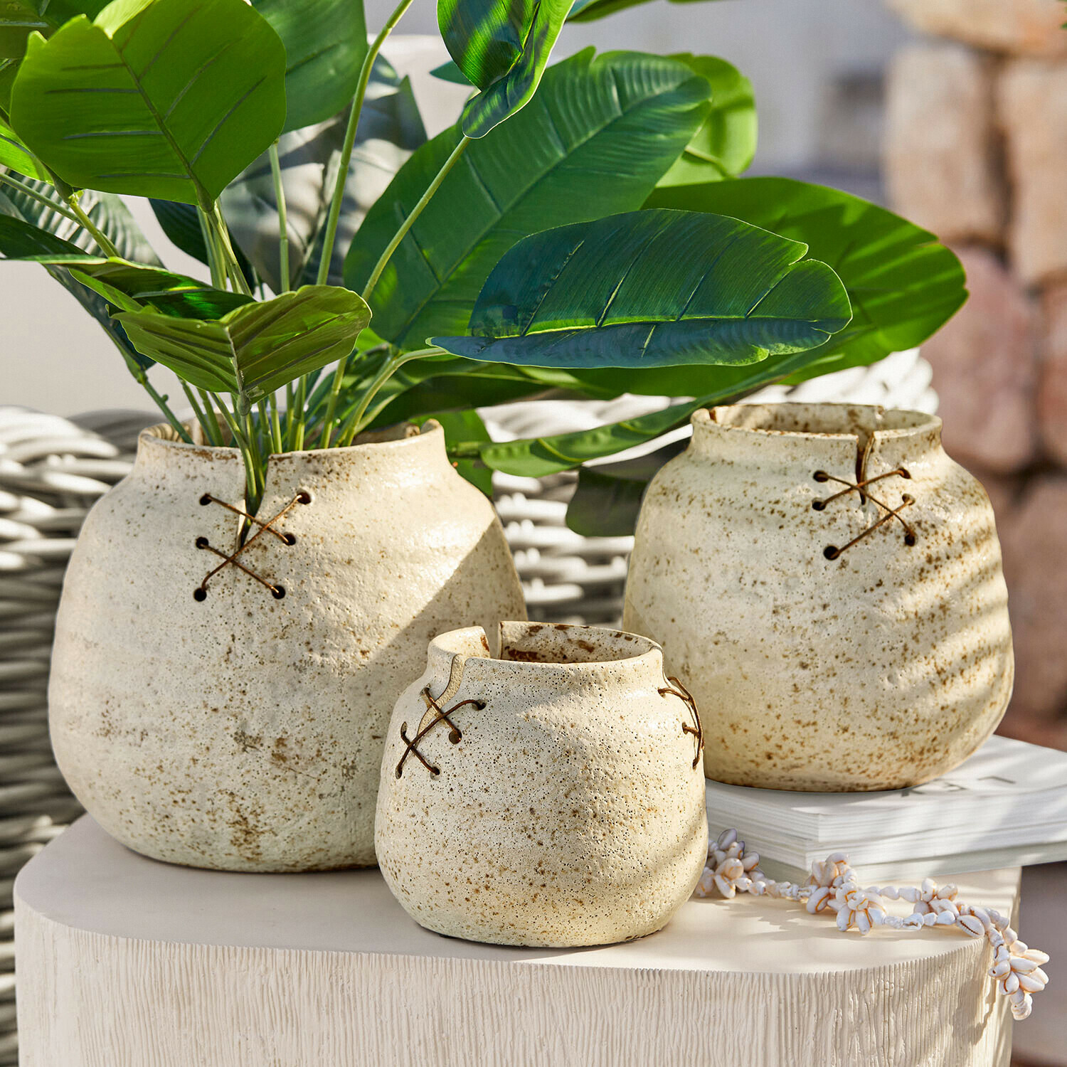 Set de 3 jarrones Halvenby Conjunto de tres jarrones de cerámica crema con cordones decorativos, decoración para el hogar