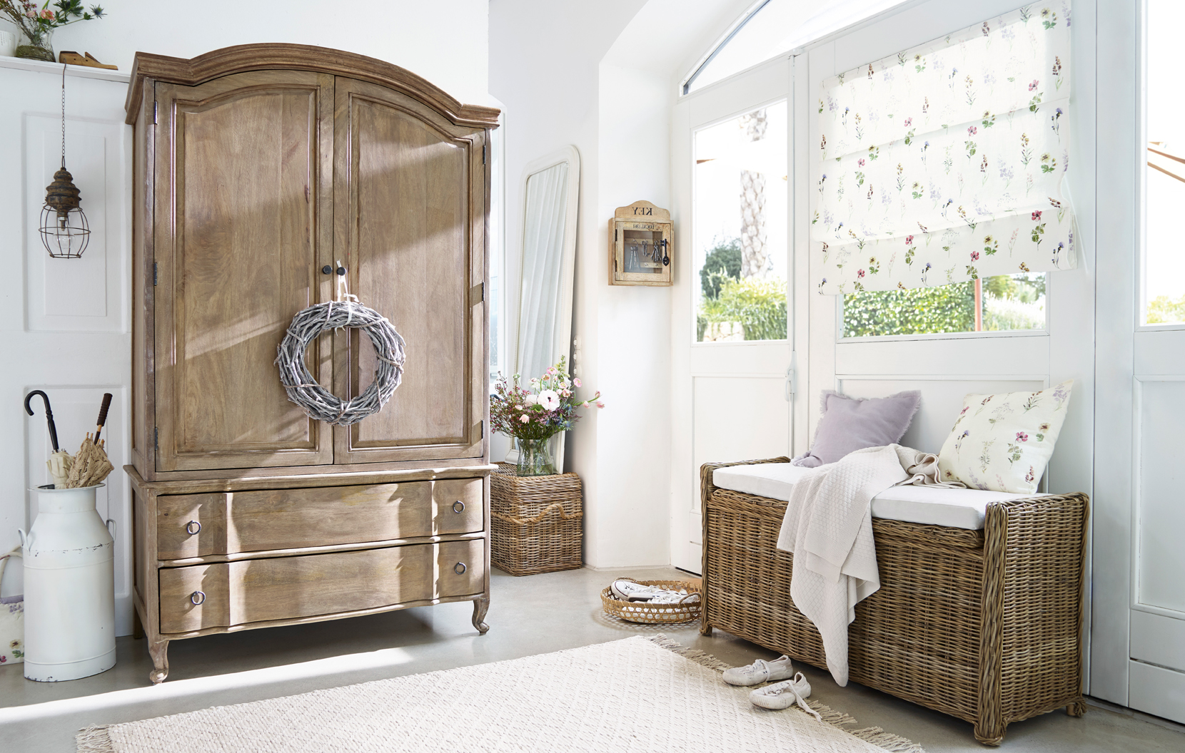 Interior acogedor con armario de madera y banco de mimbre en estilo rústico con materiales naturales