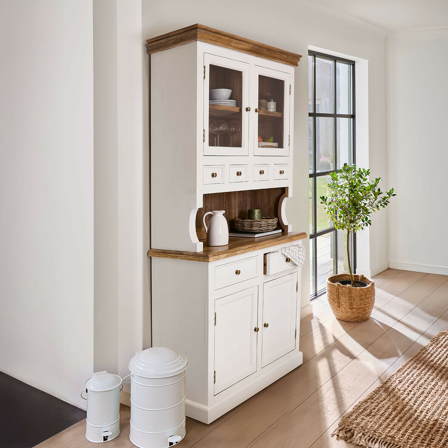 Alacena Kenwick Aparador de madera blanca con encimera natural y puertas de cristal en habitación luminosa y soleada