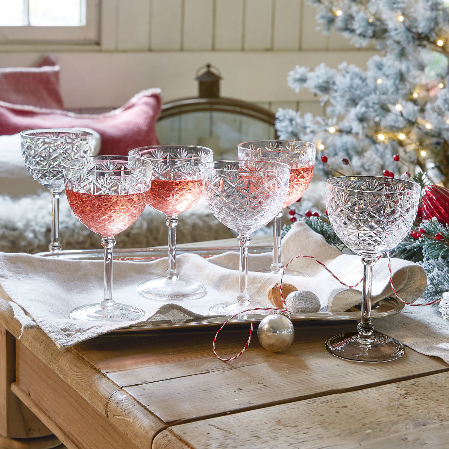 Set de 6 copas Olite Conjunto de seis copas de cristal tallado para vino, algunas con vino rosado, decoración navideña