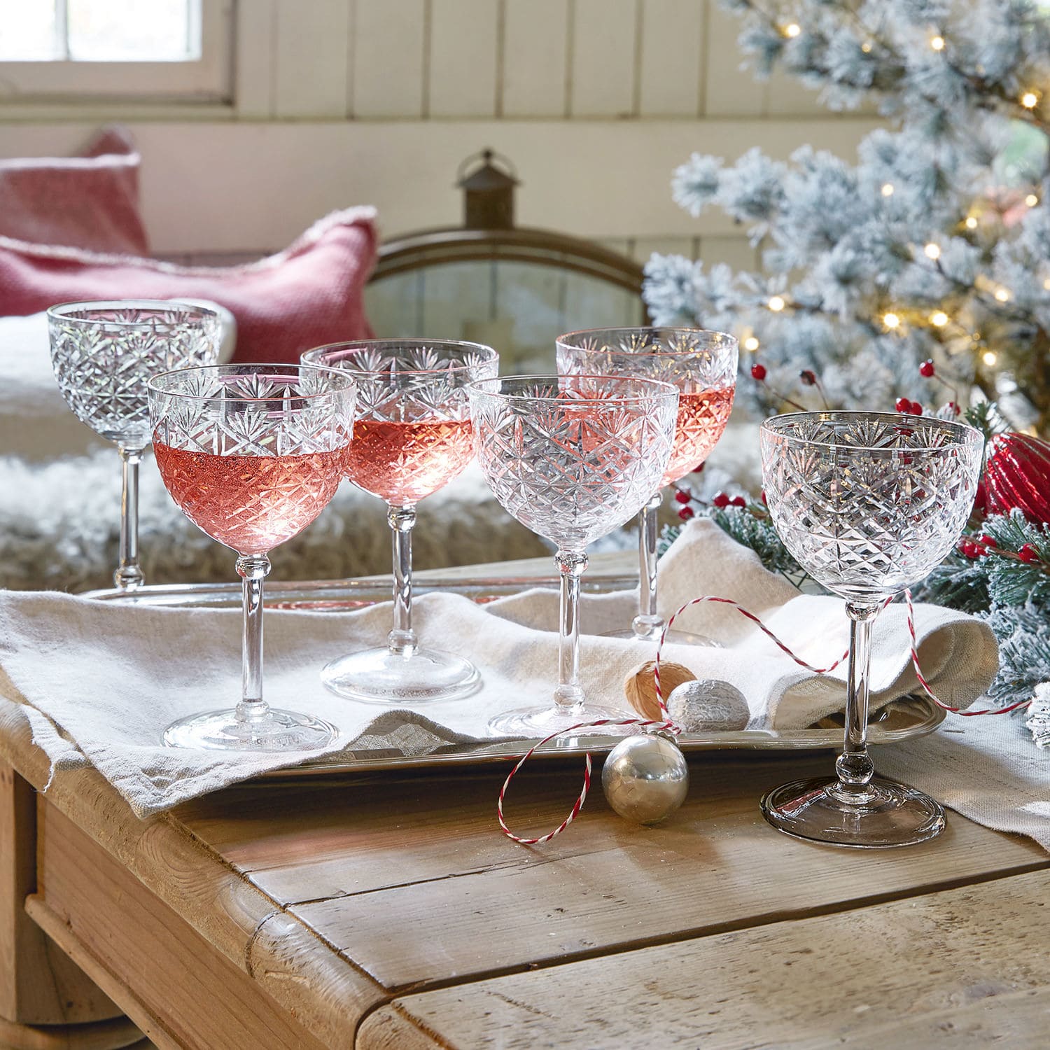 Set de 6 copas Olite Conjunto de seis copas de cristal tallado para vino, algunas con vino rosado, decoración navideña