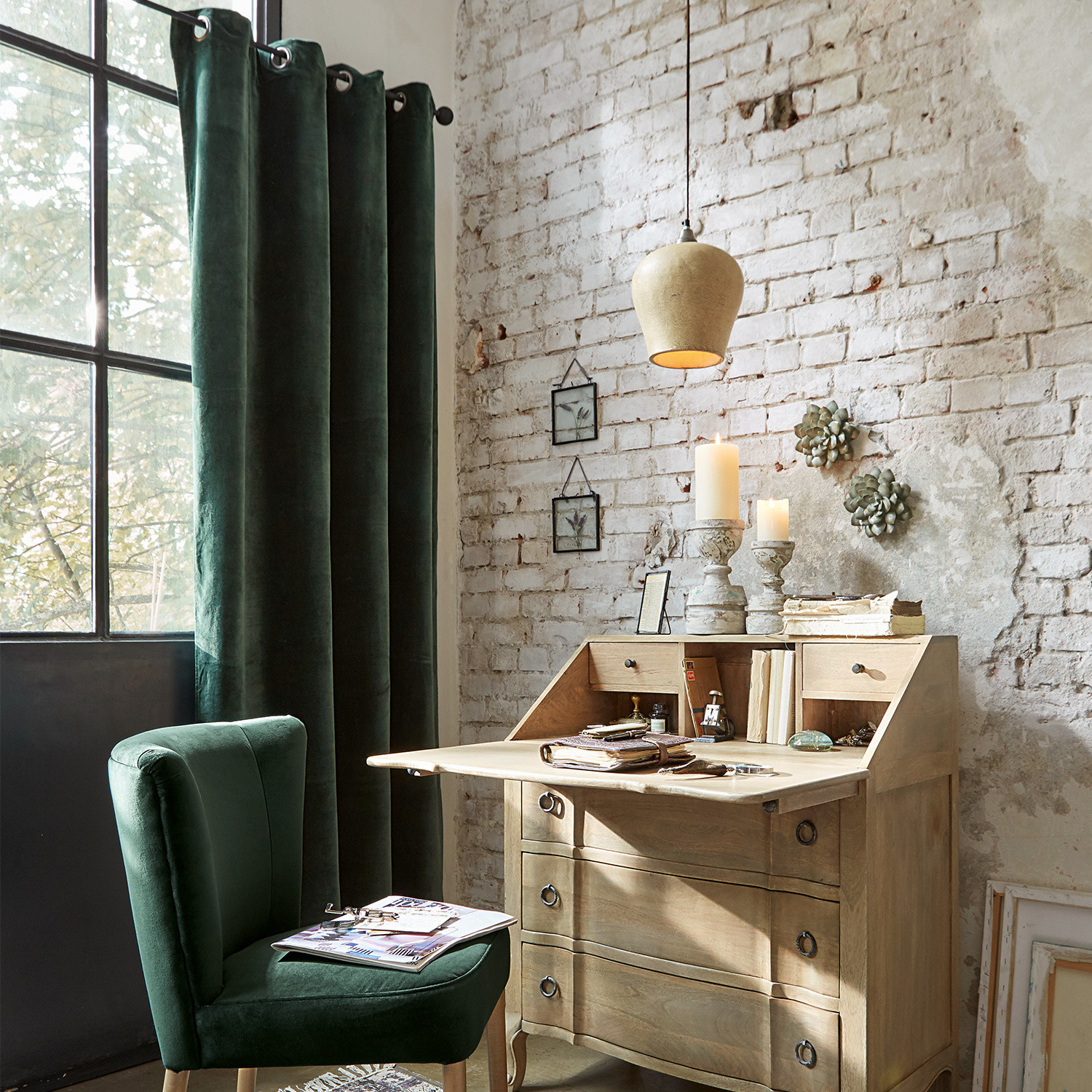 Cortina Miko Escritorio de madera con cajones y silla de terciopelo verde junto a ventana con cortinas