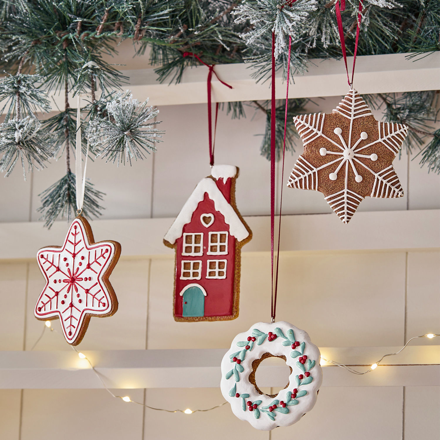 Set de 4 colgantes Hestur Adornos navideños de jengibre en forma de estrella, casa y corona con glaseado de colores colgados
