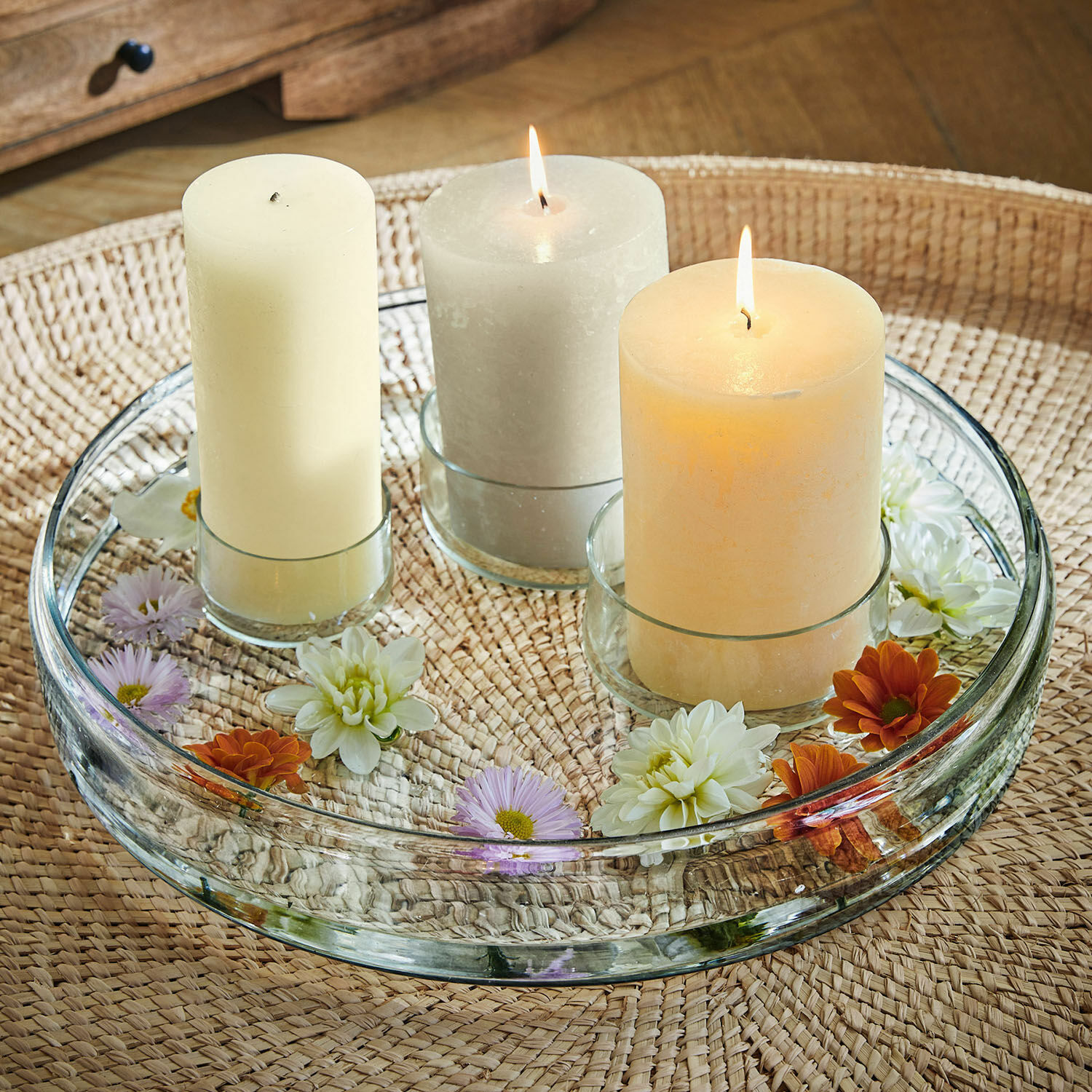 Set de 3 velas Salis Tres velas en portavelas de vidrio sobre bandeja transparente con flores, decoración de mesa