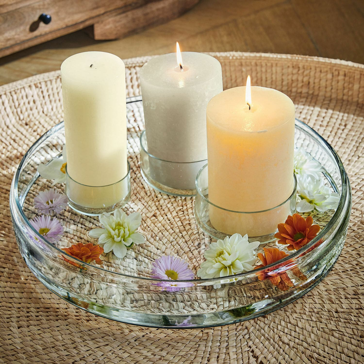 Set de 3 velas Salis Tres velas en portavelas de vidrio sobre bandeja transparente con flores, decoración de mesa