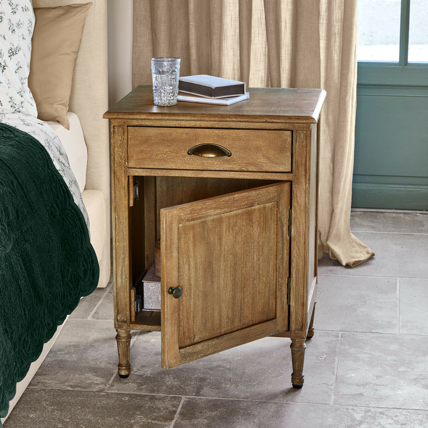 Mesilla de noche Mirevaux Mesita de noche de madera color natural con cajón y puerta abierta, mueble para dormitorio