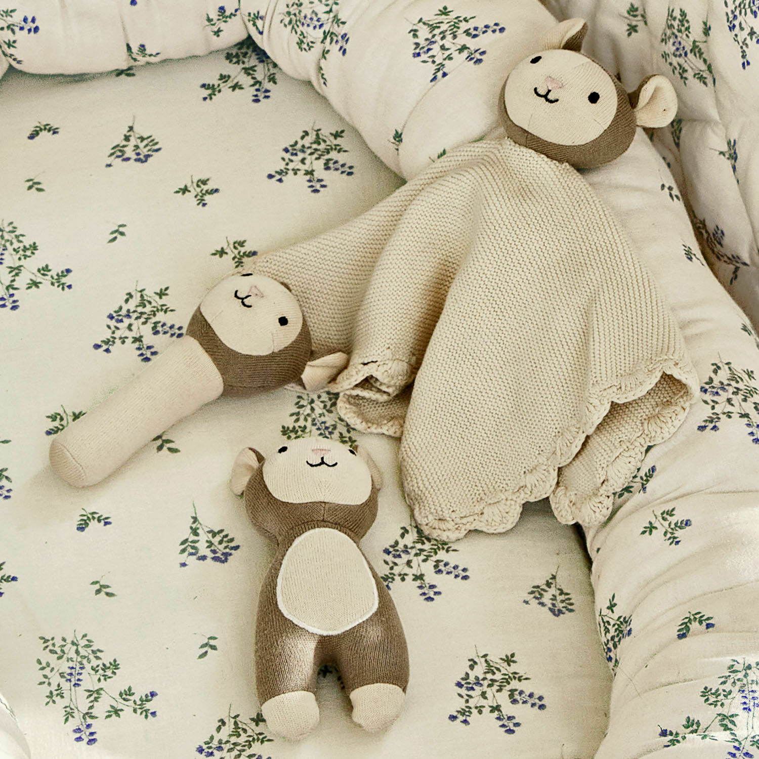 Set de 3 peluches Playfulo Conjunto de juguetes de peluche beige y marrón sobre ropa de cama con flores para niños