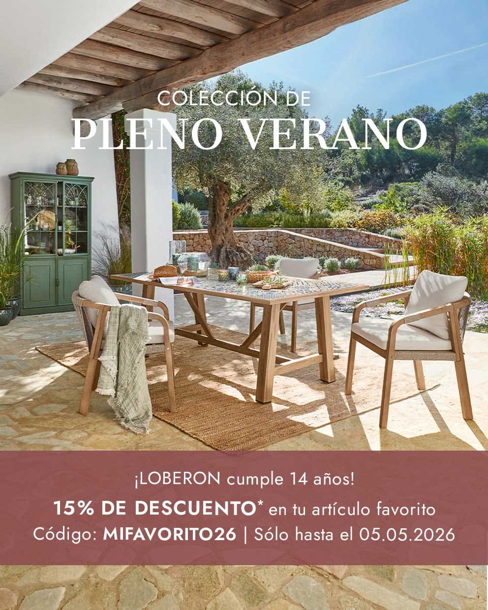Conjunto de muebles de jardín con mesa de madera y sillas con cojines claros en terraza con alfombra natural